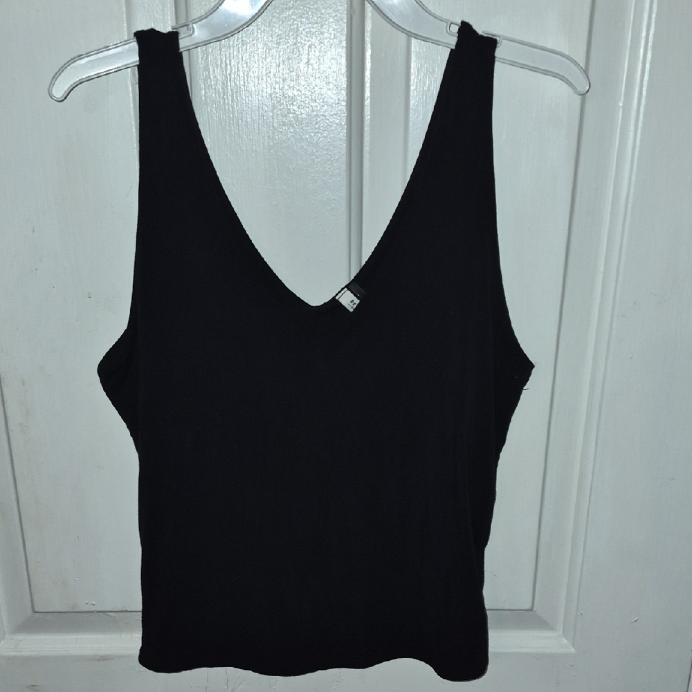 BE COOL Cropped Black V-Neck Tank Top